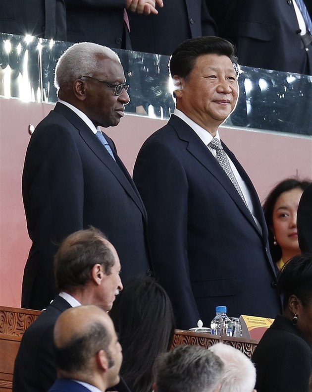 �éf mezinárodní atletické federace IAAF Lamine Diack a �ínský prezident...