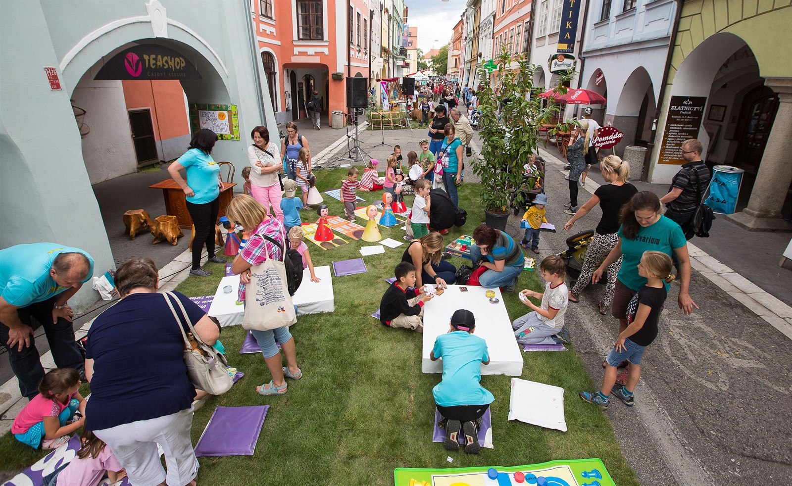 Stop autům. V centru Českých Budějovic je nahradí živý trávník a děti