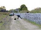 Uprchlíci pekonávají erstv zbudovaný plot na hranicích Maarska a Srbska...