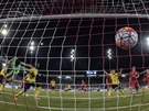 TETÍ GÓL. Sparta jde v Thunu znovu do vedení, Costa práv stílí gól na 3:2.