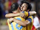 POSTUP! Kapitán Valencie Dani Parejo slaví se spoluhráem Fuegem postup do Ligy...