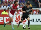 Jablonecký Vjaeslav Karavajev stíhá v utkání proti Ajaxu Amsterdam domácího...
