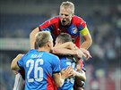 Plzetí fotbalisté se radují z prvního gólu pod novým trenérem Karlem Krejím.