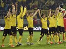 Fotbalisté Borussie Dortmundu oslavují s fanouky drtivou výhru nad norským...