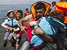 Lo se syrskými urpchlíky dorazila k behm ostrova Lesbos (23. srpna 2015).