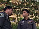 Thajská policie hlídá dm na pedmstí Bangkoku, ve kterém bydlel mu podezelý...