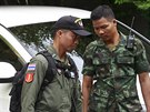 Thajská policie prohledává dm podezelého a zajiuje dkazy (29. srpna 2015).