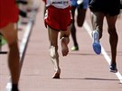 Jemenský bec Abdullah Al-Qwabani nastoupil do rozbhu závodu na 5000 metr na...