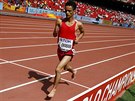 Jemenský bec Abdullah Al-Qwabani nastoupil do rozbhu závodu na 5000 metr na...
