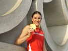 Zuzana Hejnová pózuje v Pekingu ped olympijským stadionem se zlatou medailí,...