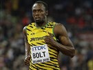 TSN PRVNÍ. Usain Bolt (vpravo) si bí pro vítzství v rozbhu na 100 metr....