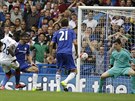 Thibaut Courtois, branká Chelsea, inkasuje gól z kopaky Bacaryho Saka z...