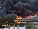V pražských Vysočanech vypukl v sobotu mohutný požár tovární haly (22. srpna...