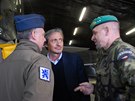 Ministr obrany Martin Stropnický u eských voják bhem mise na Islandu