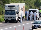 Forenzní technici rakouské policie u odstaveného nákladního automobilu s tly...