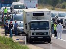 Policie na východ Rakouska nalezla v odstaveném nákladním automobilu desítky...