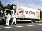 Forenzní technici rakouské policie u odstaveného nákladního automobilu s tly...