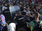 Stety makedonské policie s uprchlíky ve mst Gevgelija (19. srpna 2015)