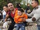 Makedonská policie se stetla na hranicích s eckem s tisíci uprchlíky (21....
