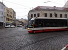 Nová tramvaj ForCity Alfa na kiovatce ulic Nuselské a Táborské.