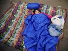 Dít spí na hranicích ecka s Makedonií, pes kterou se benci chtjí dostat...