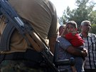 Makedonský policista brání v postupu uprchlíkm, kteí pili z ecka. (20....