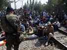 Makedonský policista hlídá uprchlíky na makedonsko-eckých hranicích. (20....