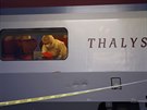 Francouzský vyetovatel v ochranném obleku prohledává vlak Thalys, ve kterém...