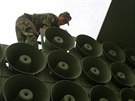 Jihokorejský voják kontroluje propagandistický tlampa ve mst Paju v...