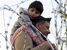 Dvojice uprchlík ze Sýrie na srbské stran plotu, který vyrostl na hranici s...