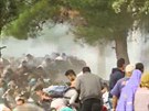 Migranti prchají ped granáty slzného plynu na hranici Makedonie a ecka. (21....