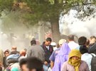 Migranti prchají ped granáty slzného plynu na hranici Makedonie a ecka. (21....