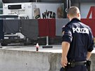 Rakouská policie ohledává těla migrantů, která byla nalezena v odstaveném...