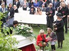 Poh�eb Olgy Joklov� se odehr�val na malebn�m hradu Ro�tejn� nedaleko Tel�e....