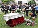 Poh�eb Olgy Joklov� se odehr�val na malebn�m hradu Ro�tejn� nedaleko Tel�e....