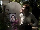 Kristýna Frejová u hrobu francouzské legendy Annie Girardotové, které hlas...