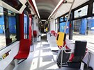 Nová tramvaj ForCity Alfa má plastové sedaky, klimatizaci a wi-fi (24.8.2015).