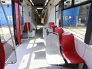 Nová tramvaj ForCity Alfa má plastové sedaky, klimatizaci a wi-fi (24.8.2015).
