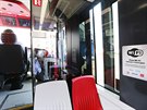 Nová tramvaj ForCity Alfa má plastové sedačky, klimatizaci a wi-fi (24.8.2015).