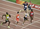 Usain Bolt stíhá soupee v semifinále stovky na MS v Pekingu.