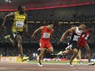 Usain Bolt kontroluje svoje soupee v semifinále stovky na MS v Pekingu.