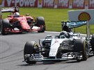 Nico Rosberg ped Sebastianem Vettelem na trati Velké ceny Belgie formule 1.