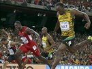 O SETINU. Usain Bolt poráí Justina Gatlina ve finále stovky na MS v Pekingu.
