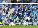 Romelu Lukaku z Evertonu pálí z pímého kopu na branku Manchesteru City.