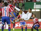 Cristiano Ronaldo z Realu Madrid v akrobatické pozici v utkání proti Gijonu.