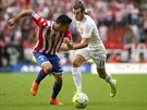 Gareth Bale z Realu Madrid stíhá Sergia Alváreze z Gijonu.