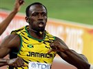 Usain Bolt probíhá vítzn cílem závodu na 200 metr na MS v Pekingu.