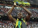 Usain Bolt ukazuje divákm tretry, které ho donesly ke zlaté medaili na...