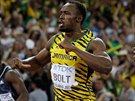Usain Bolt probíhá vítzn cílem závodu na 200 metr na MS v Pekingu.