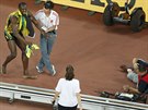 Usain Bolt (vlevo) po sráce s ínským kameramanem.